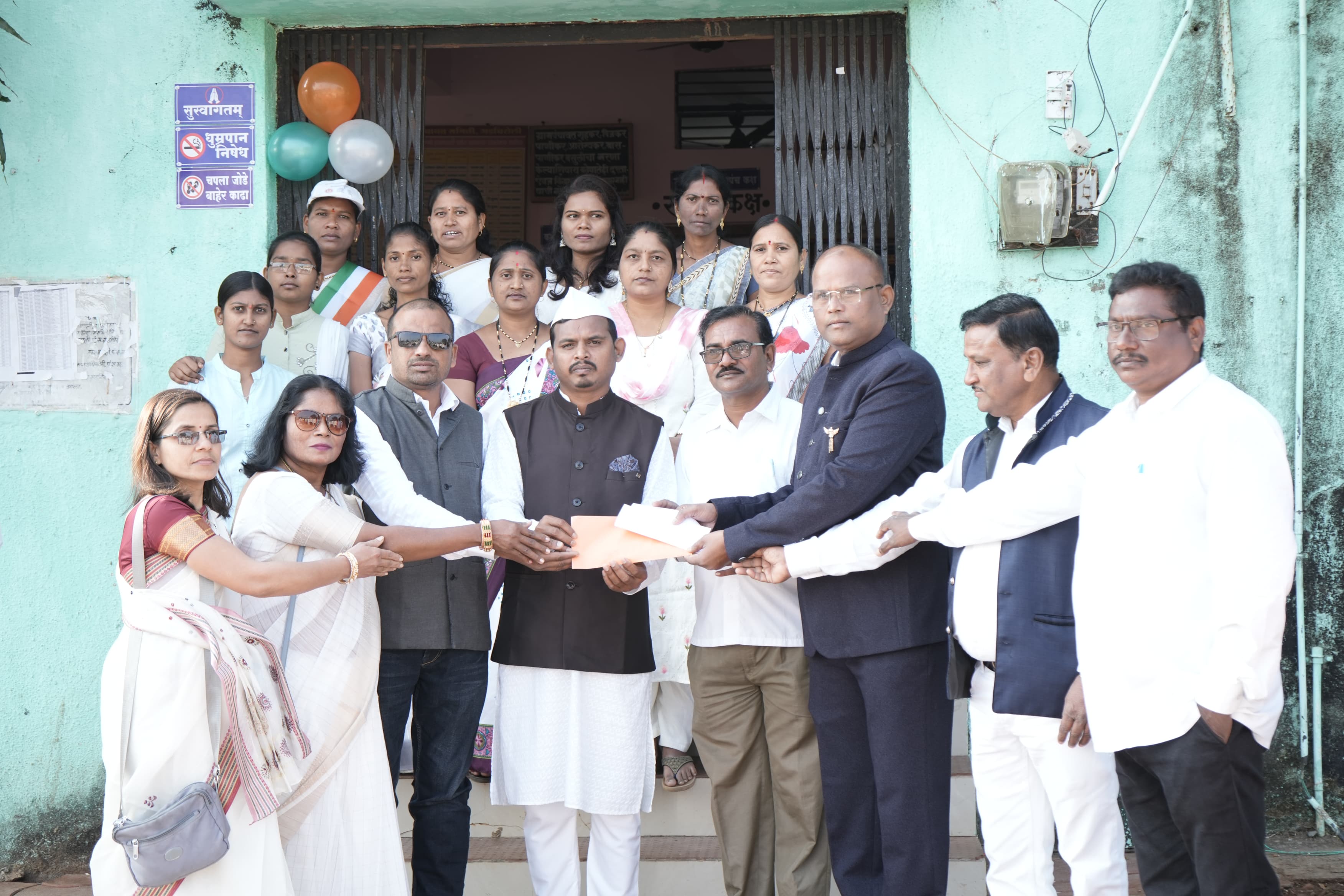 प्राथमिक आरोग्य केंद्र बोदली कडून  सरपंच सहायता निधीला देणगी देतांना 