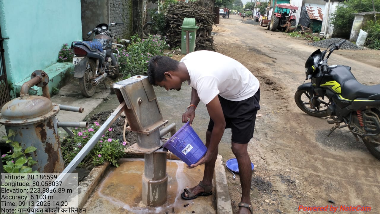 हातपंप मध्ये ब्लिचिंग पावडर टाकतांना 